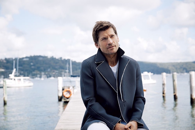 stilfuld og moderne frakke med snoede sømme i marineblå fra skuespiller nikolaj coster waldau