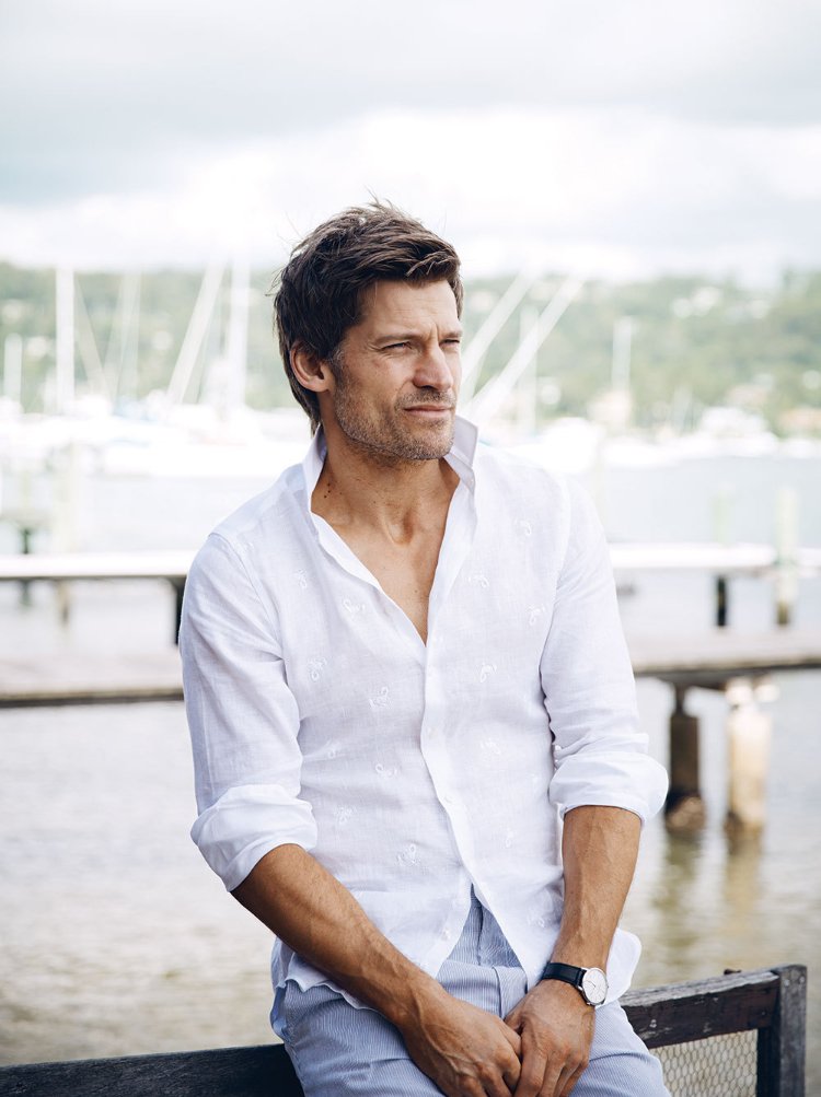 nikolaj coster waldau med linneskjorte, afslappet skjorte og shorts, stylet af designere