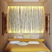 Dekorera en nisch ovanför sängen med bambupinnar