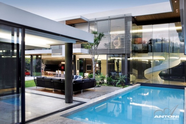 moderne drømmehus pool trædæk havemøbler