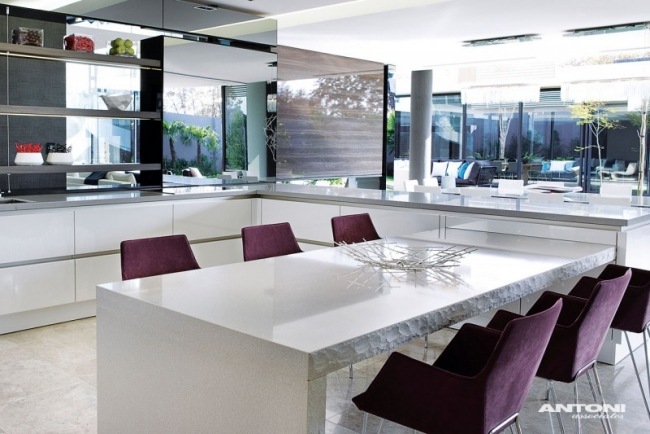 moderne køkken højglans hvidt åbent spisebord lilla stole