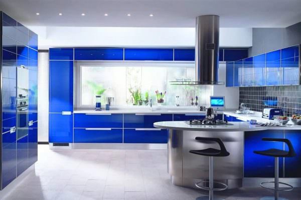 Hightech-Küche mit blauem Headset
