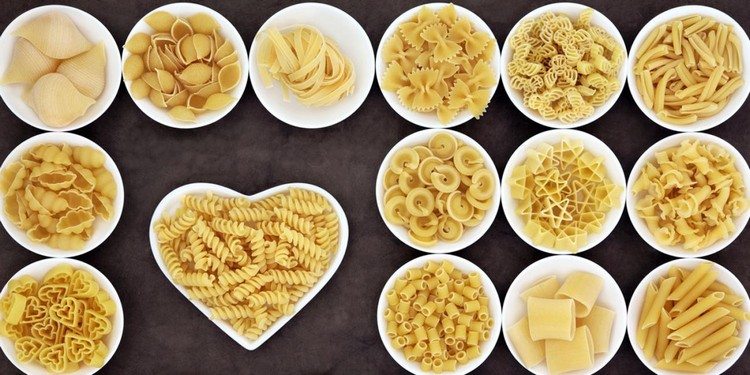 Pastasalat til børn forskellige slags pasta-skåle-italiensk mad