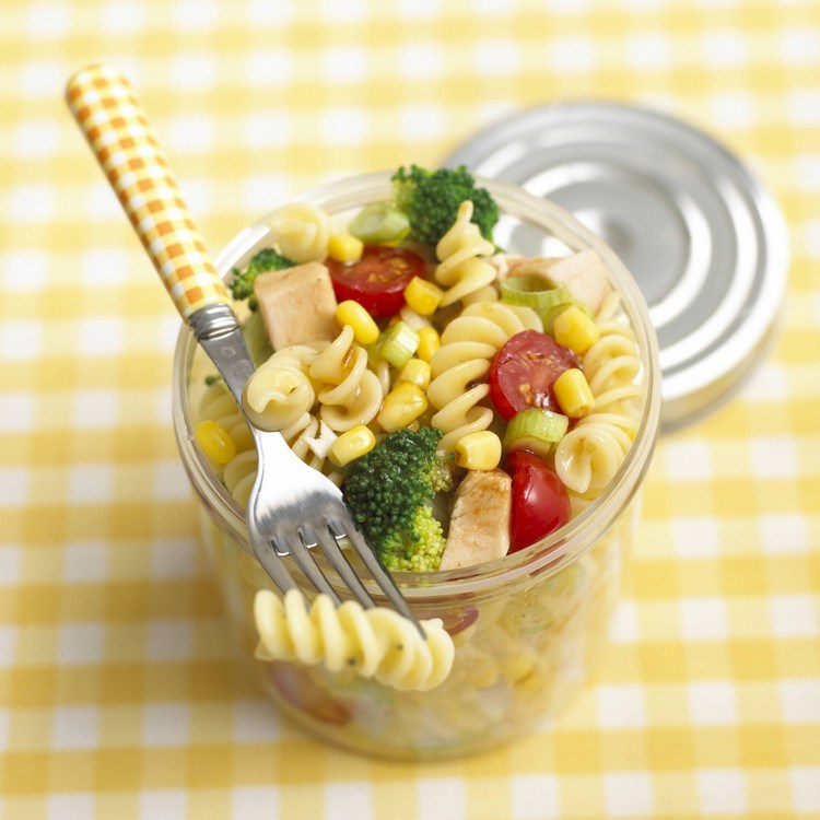 Pasta salat-børn-glas-fusilli-majs-tomat-kylling-broccoli