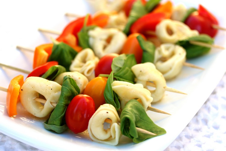 nudelsalat-børn-pasta-træspyd-basilikum-kirsebær-tomat-paprika