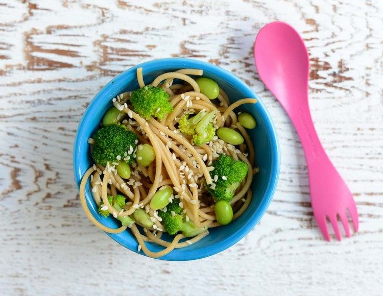 pasta-salat-børn-spaghetti-salat-fuldkorns-broccoli-sesam-edamam