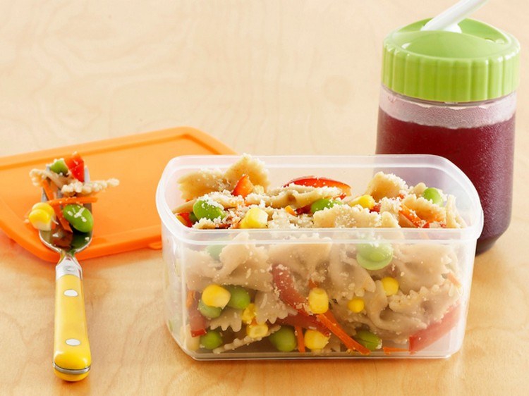 pasta-salat-børn-frokost-farfalle-ærter-majs-gulerod-frugtsaft