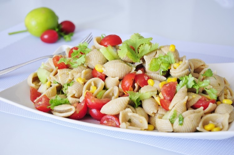 Pasta-salat-børn-sunde-fuldkorns-conchiglioni-majs-tomat-persille