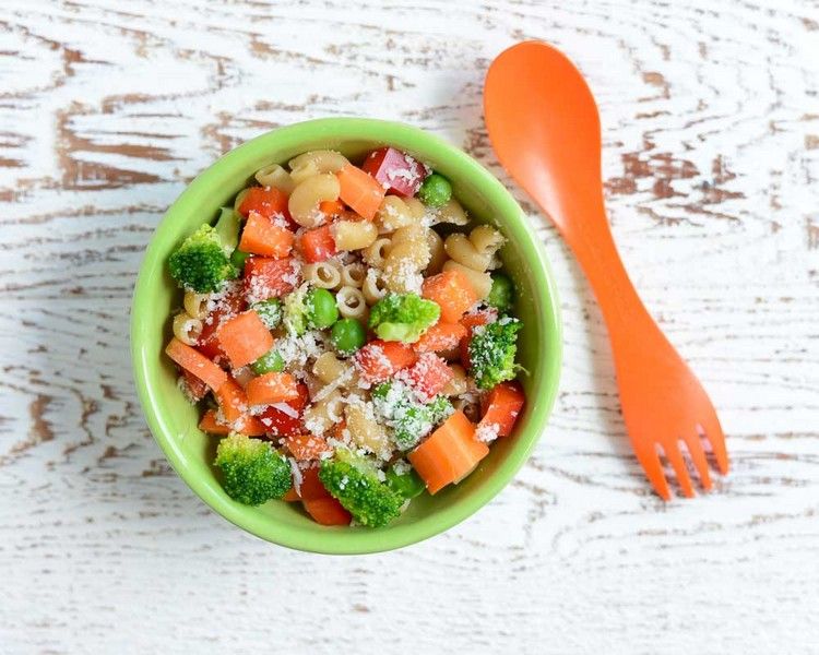 Pasta-salat-børneskål-broccoli-gulerødder-ærter-parmesan-ske