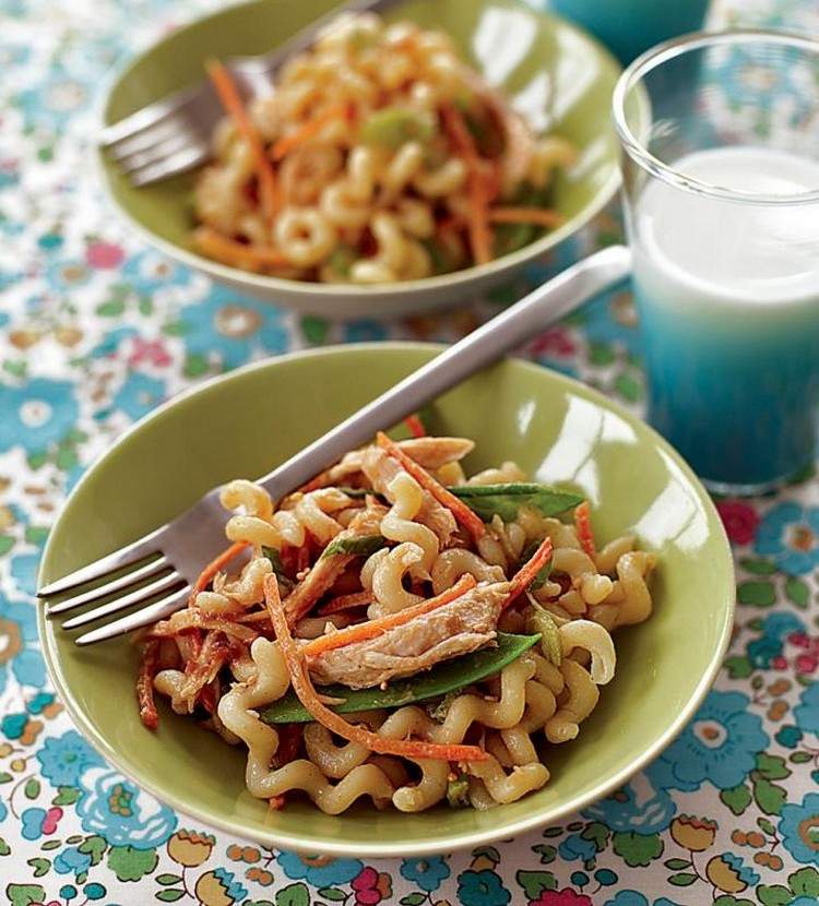 Pastasalat-børn-kylling-sesam-gulerod-frokost