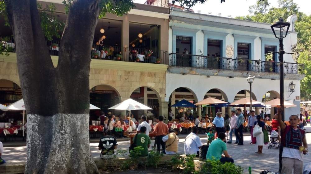 zocalo -plads med caféer og mennesker, der nyder oaxaca -seværdighederne