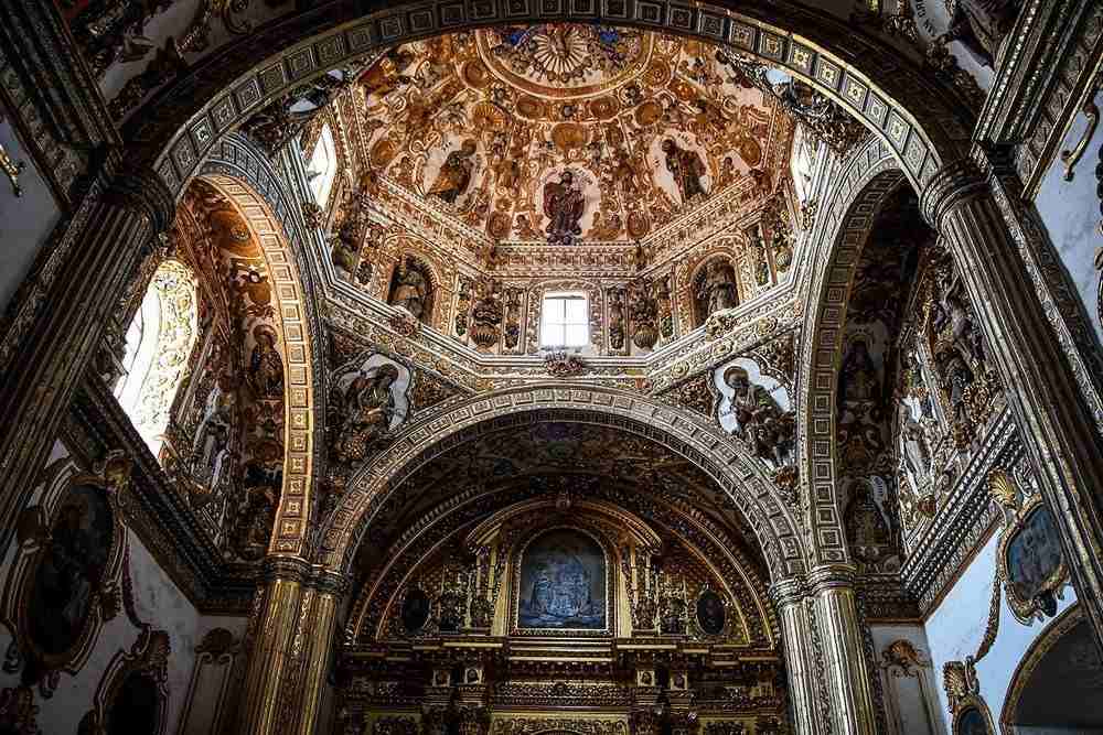 interiør i en mexicansk kirke med masser af ikoner og gyldne elementer