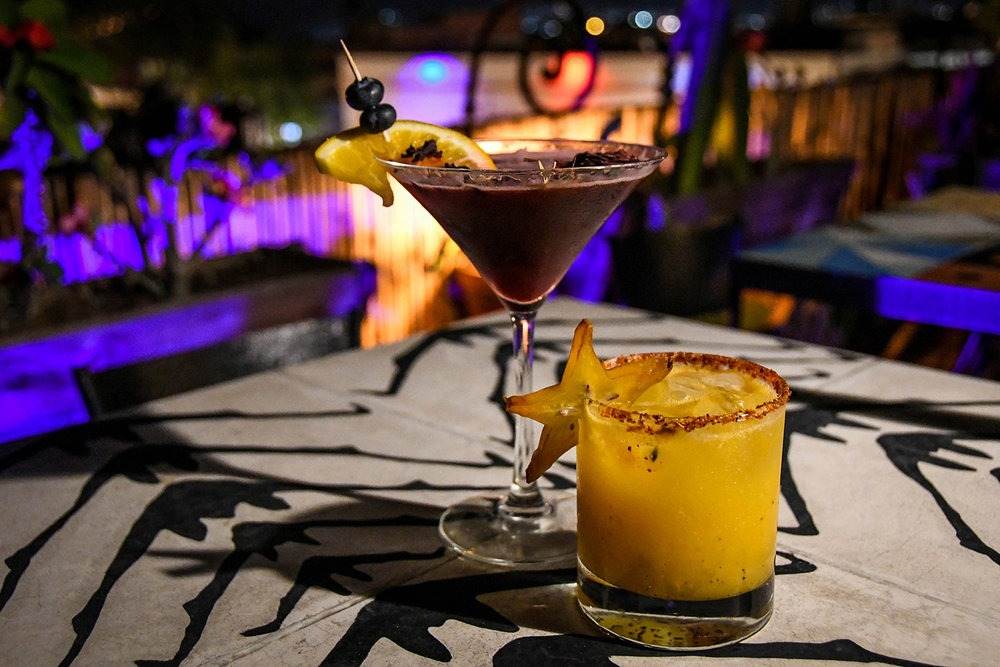 nyd lækre cocktails om aftenen i en bar