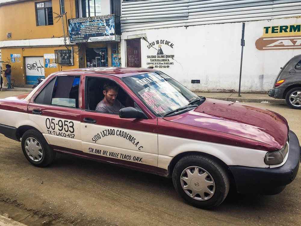 typisk taxibil i mexico i claret og hvid stopper på gaden
