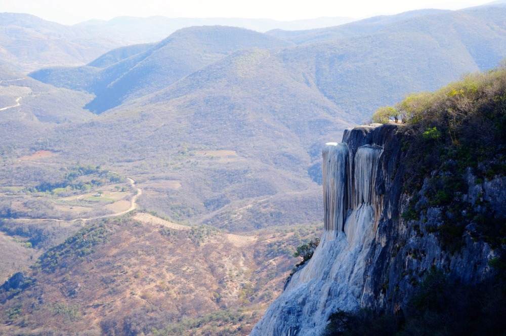 fossiliseret vandfald hieve de agua på en klippe