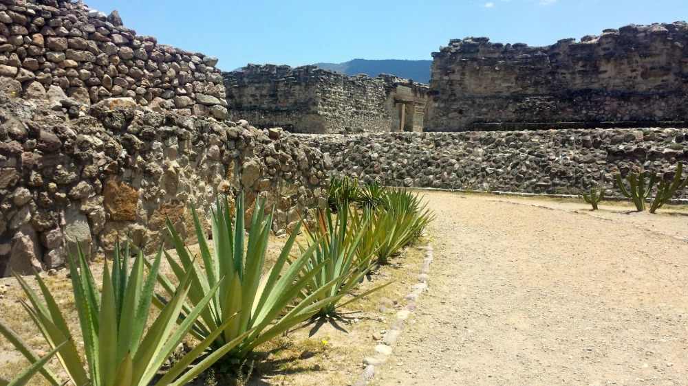 besøg mitla ruins historiske centrum og lær mere om zapotecerne