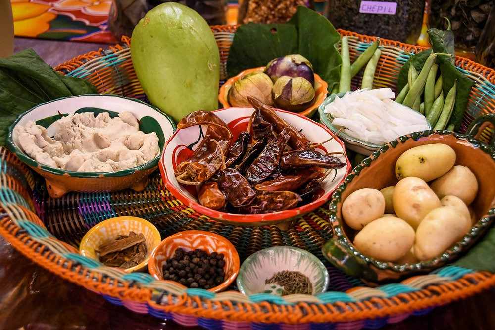 den traditionelle oaxaca -skål med lokale grøntsager, chilipeber, krydderier og frugt