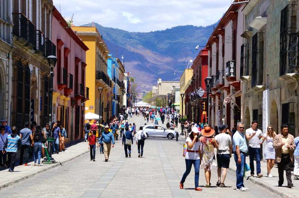 flere turister på gaderne i oaxaca by i løbet af dagen