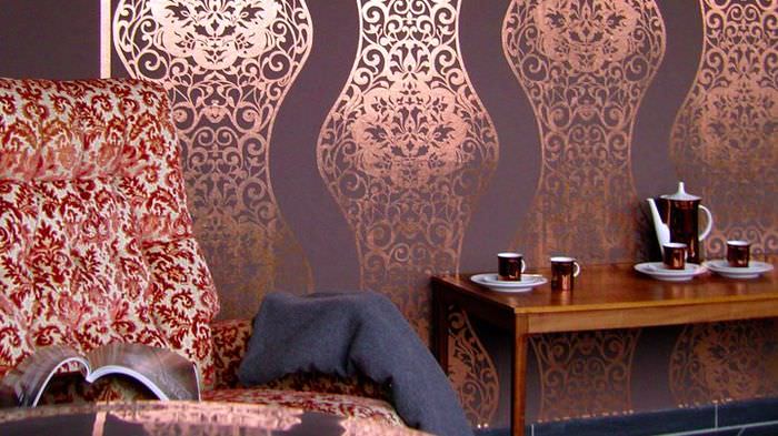 Glänsande mönster på metalliserad tapet i vardagsrummet