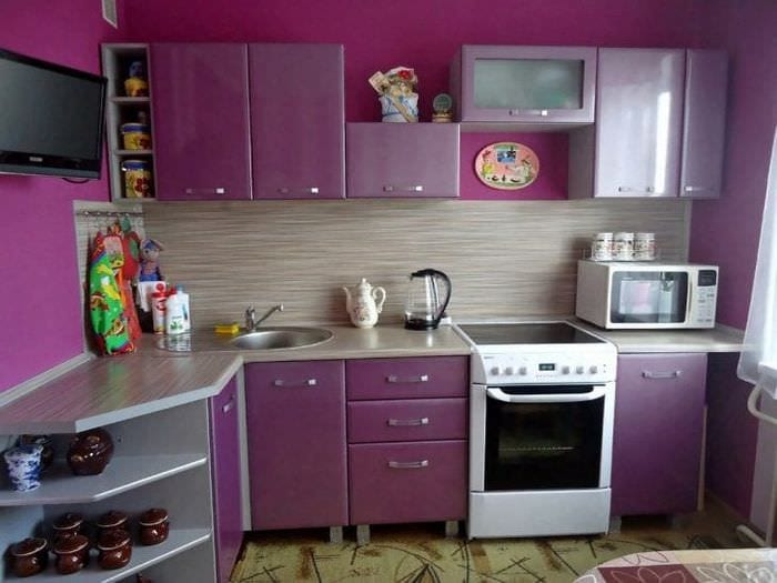 Ταπετσαρία για μια μικρή κουζίνα σε μοβ ευγενές χρώμα