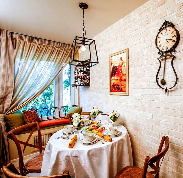 Jedáleň v kuchyni v stredomorskom štýle