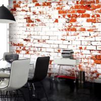 Ošuntělá cihlová zeď v moderním designu obývacího pokoje