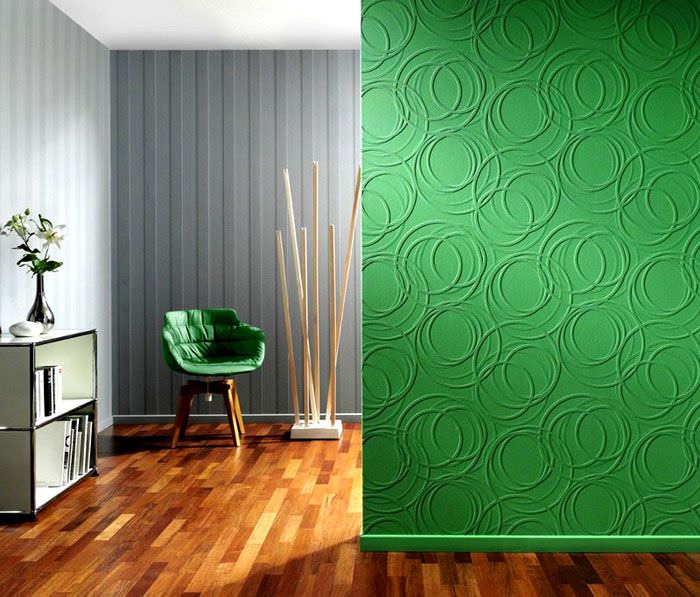 Zelená zeď s reliéfní natíratelnou tapetou