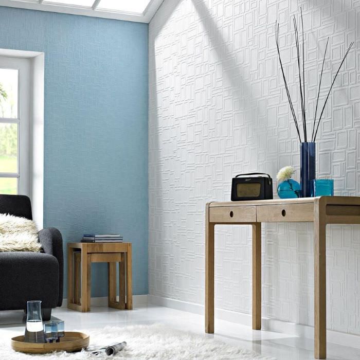 Bílá a modrá zeď s podmalováním tapet