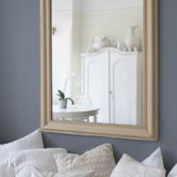 Zrcadlo ve stylu Provence na stěně obývacího pokoje