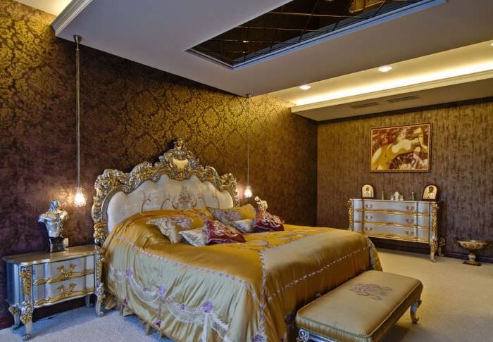Interiören i ett rikt dekorerat sovrum i klassisk stil