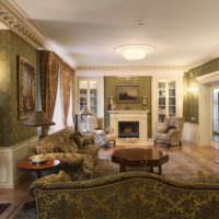 Interiören i vardagsrummet i ett privat hus i klassisk stil