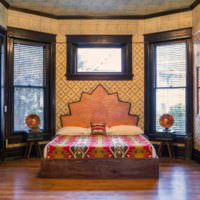 Sovrum i orientalisk stil med trägolv