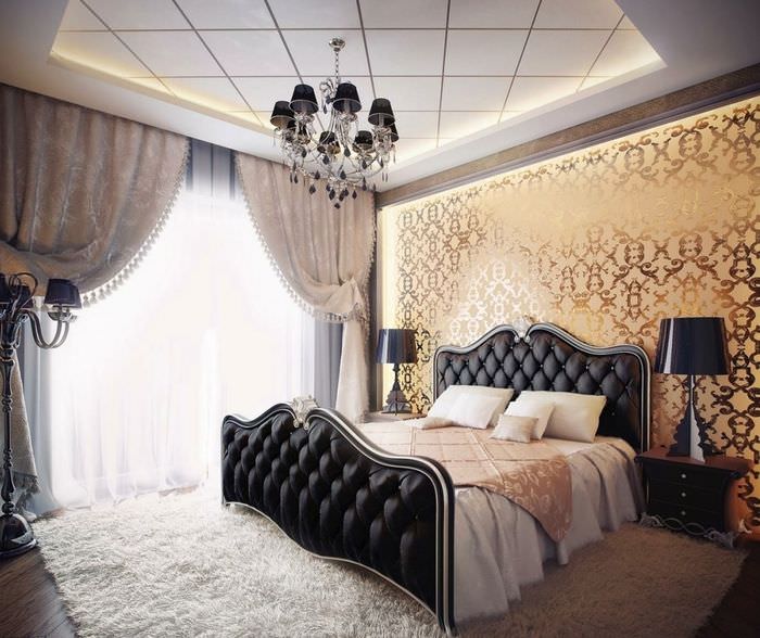 Dekorera väggen i sovrummet med tapeter med guldtryck
