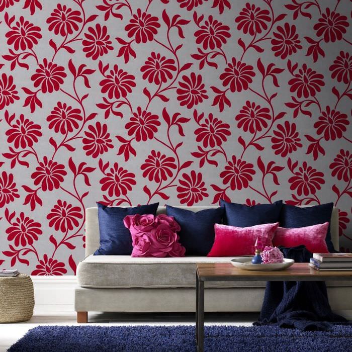 Kontrasterande kombination av tapeter med blommor med textilier i vardagsrummet