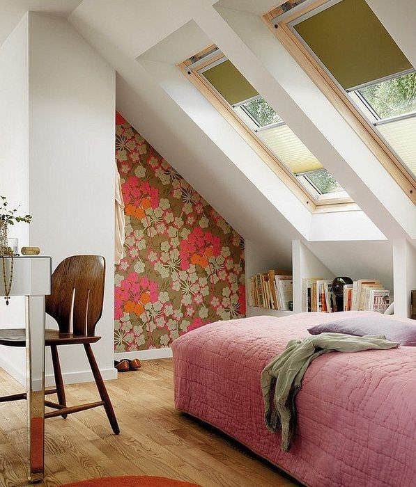 Dekorera en nisch i sovrummet i ett privat hus med blommig tapet