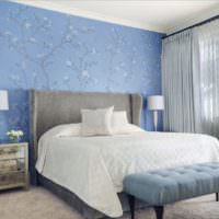 Blå tapeter med blommor på sovrumsväggen
