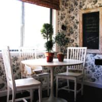 Vitt matbord med levande växter i köket i en stadslägenhet