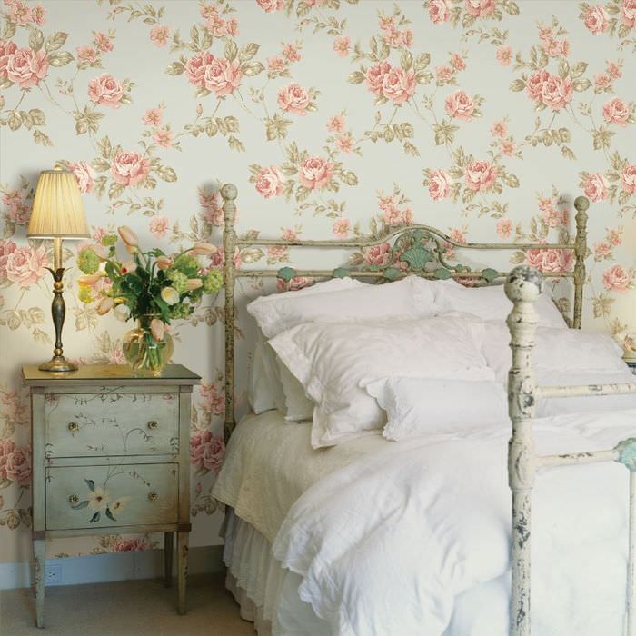 Dekorera sovrumsväggen med blommig tapet i rustik stil