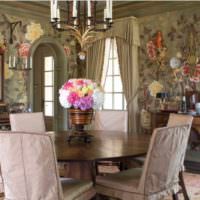 Blommor i vardagsrummets design i klassisk stil