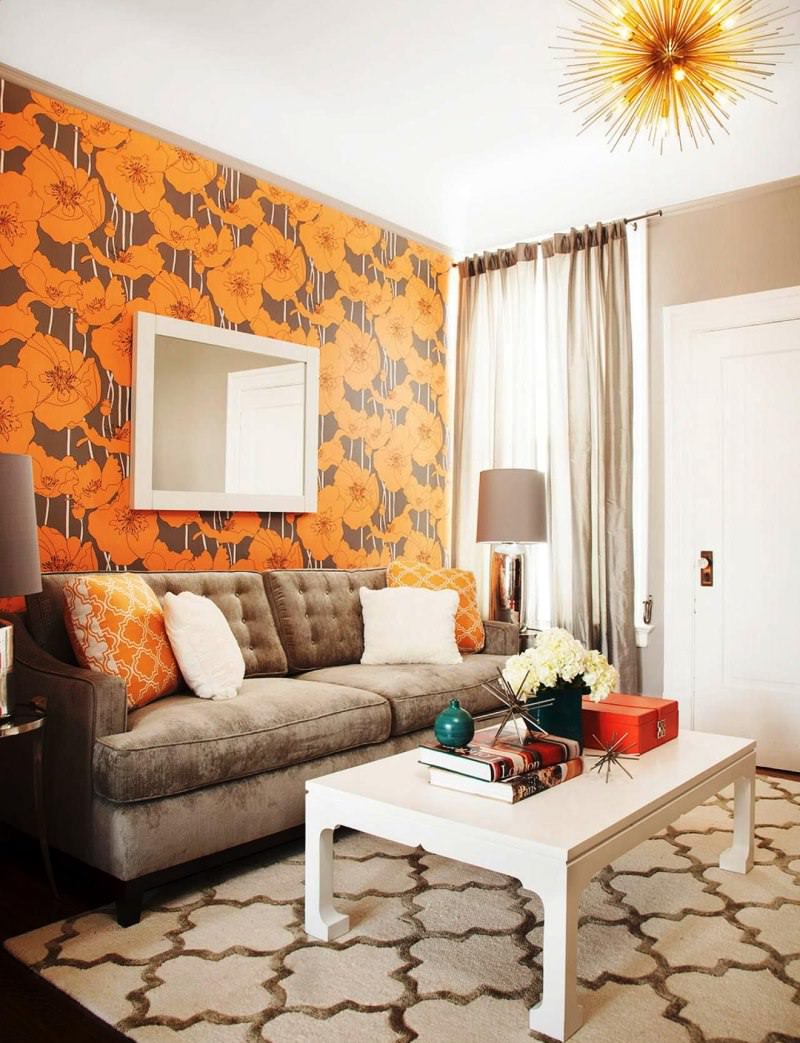 Orange blommor pa papperstapet i vardagsrummet