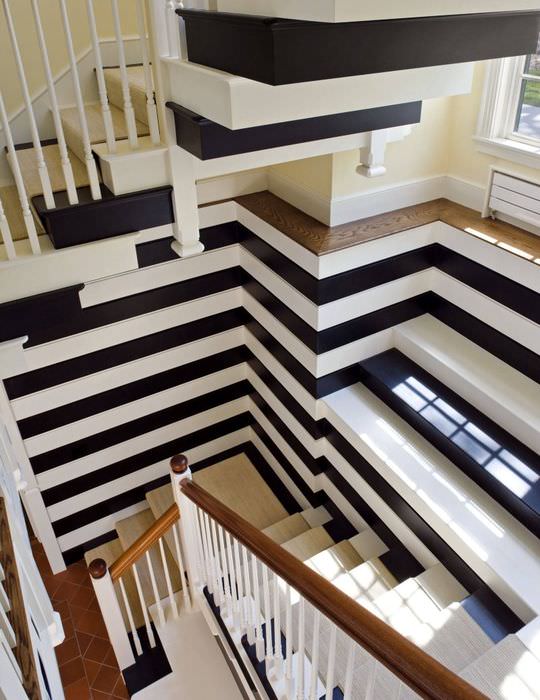 Randig design av en trappa i ett trevåningshus på landet