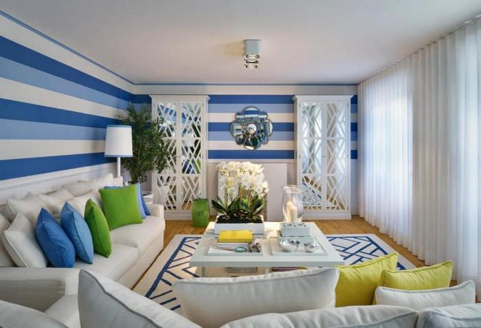 Modré stěny v obývacím pokoji s vodorovnými pruhovanými tapetami