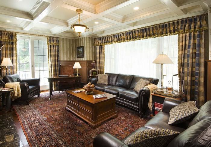 Interiér obývacího pokoje v anglickém stylu s pruhovanou tapetou