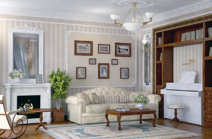 Renesanční design obývacího pokoje s pruhovanými tapetami na stěnách