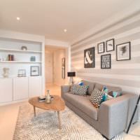 Pruhy šedých odstínů v designu světlého obývacího pokoje