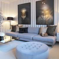 Moderní obývací pokoj s pruhovanou tapetou