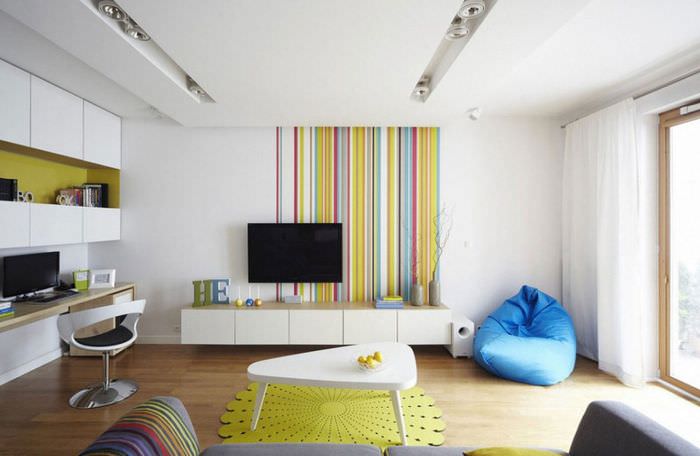 Bakgrunn med vertikale striper i et stueinteriør med hvite vegger