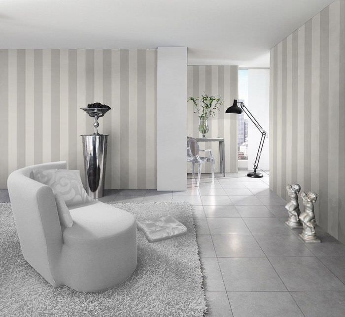 Interiér obývacího pokoje v pastelových odstínech se šedou pruhovanou tapetou