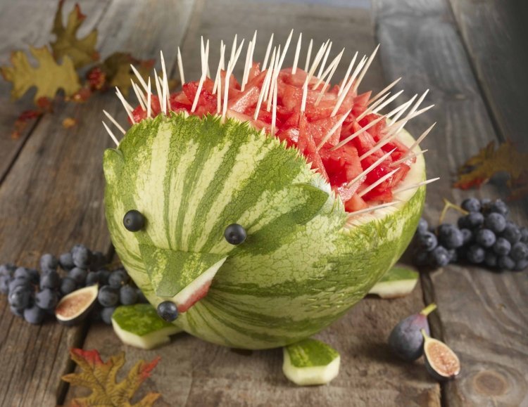 frugt-udskæring-enkel-idé-vandmelon-pindsvin