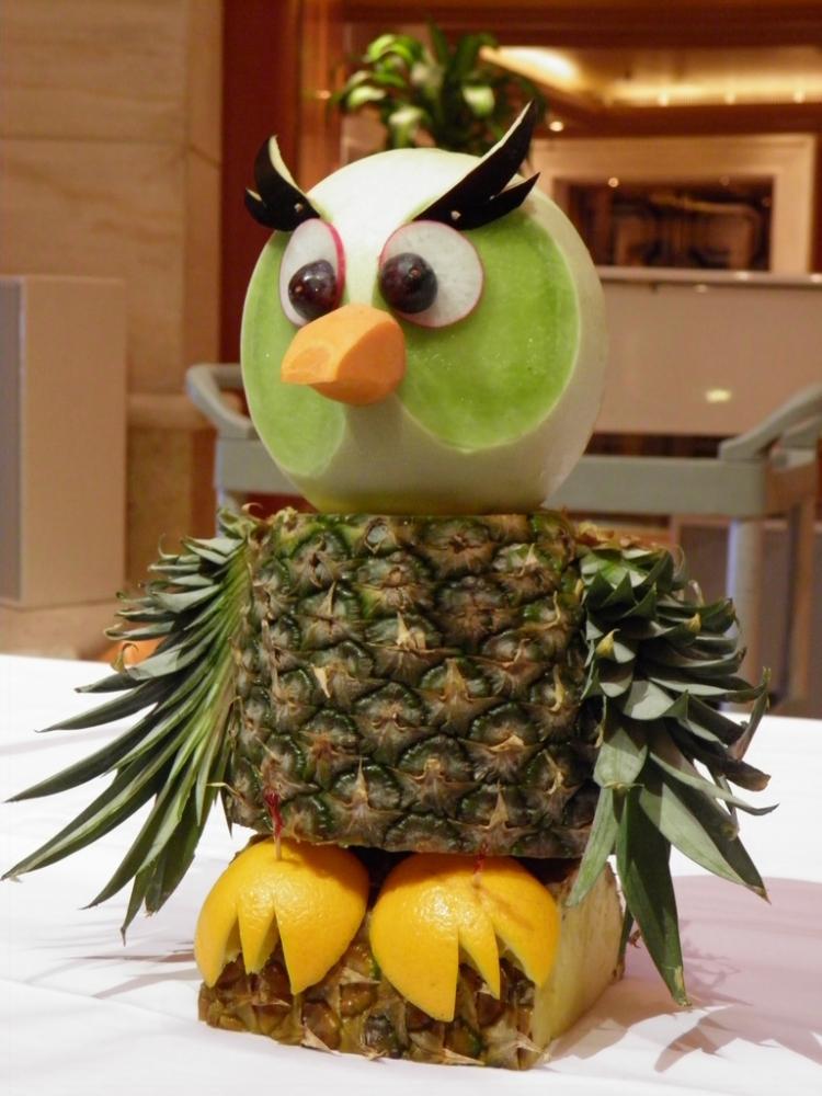 frugt-udskæring-begynder-uhu-figur-ananas